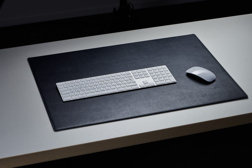 Lederschreibunterlage schwarz mit Tastatur und Maus